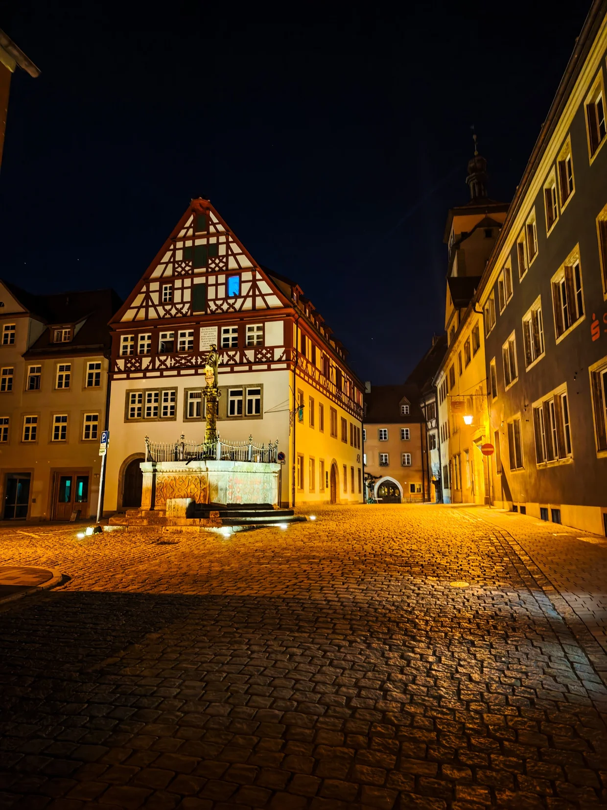 The Marien-Apotheke and column fountain at night, Marktplatz