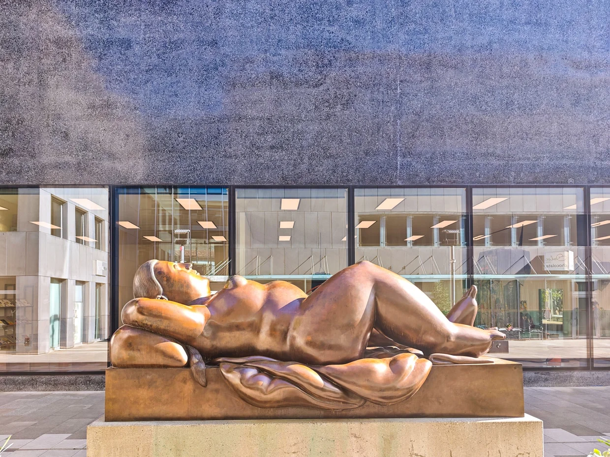 Reclining nude bronze in front of the Kunstmuseum