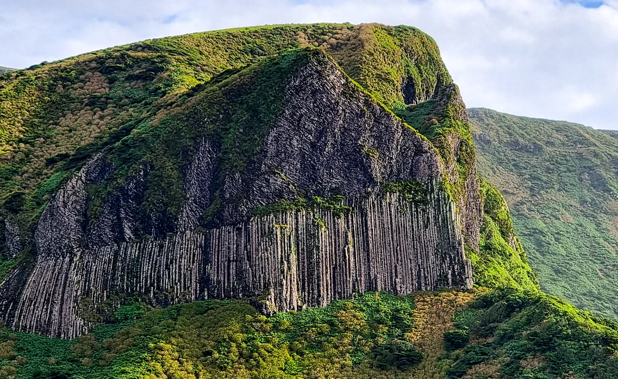 Rocha dos Bordões, a cliff of vertical basalt columns resembling a pipe organ