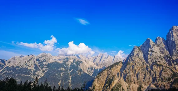 Similar mountain panorama, slightly wider framing