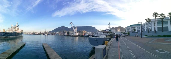 V&A Waterfront harbor with Table Mountain in the background