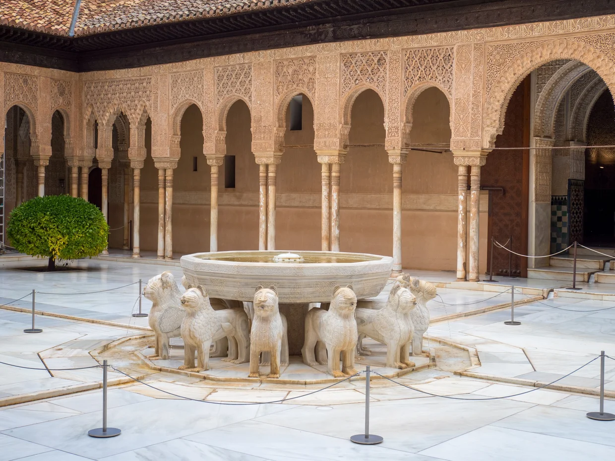 The twelve marble lions, holding up the fountain since the 14th century