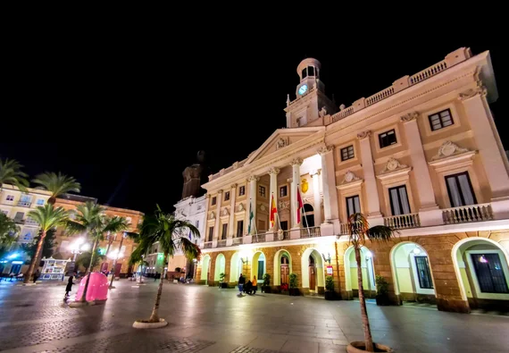 Cádiz city hall illuminated at night