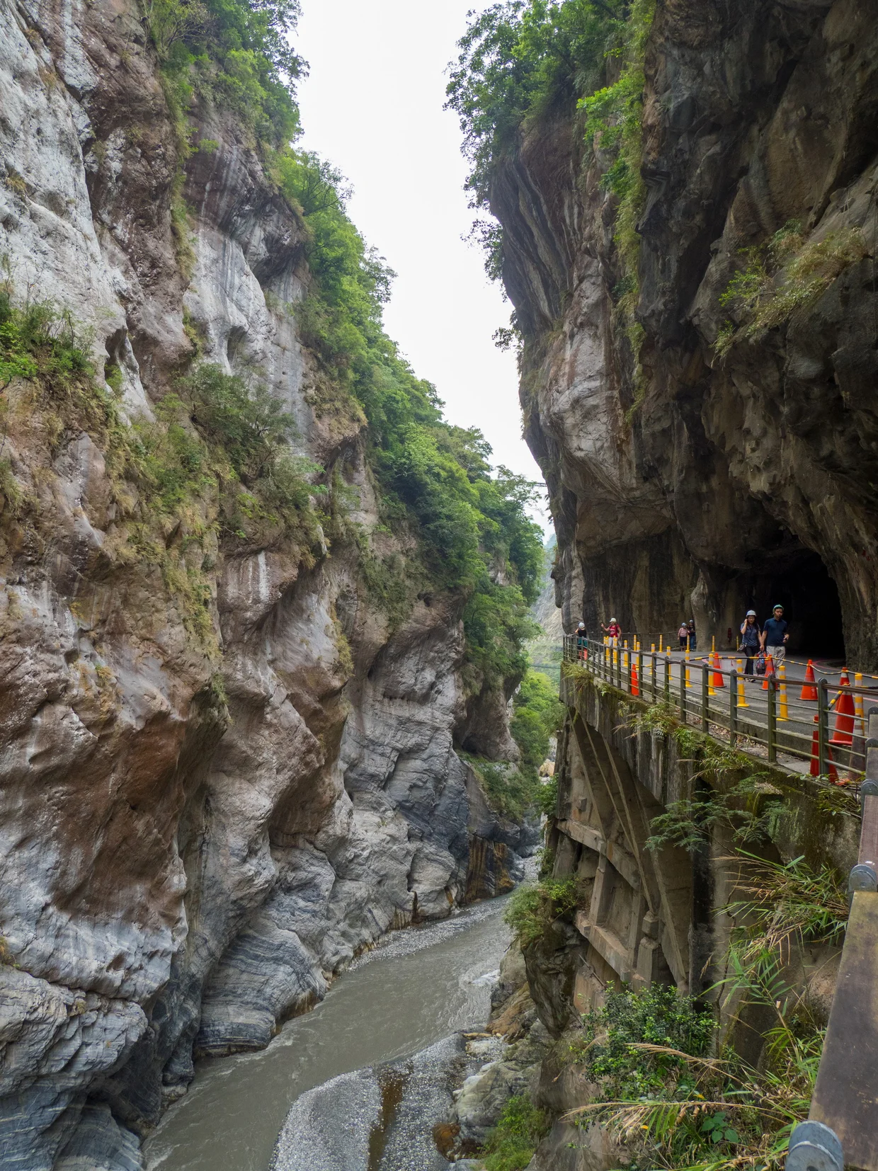 The cliffside trail through Taroko's marble walls