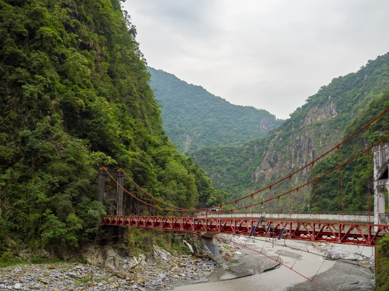 The red bridge over the Liwu, a classic Taroko view