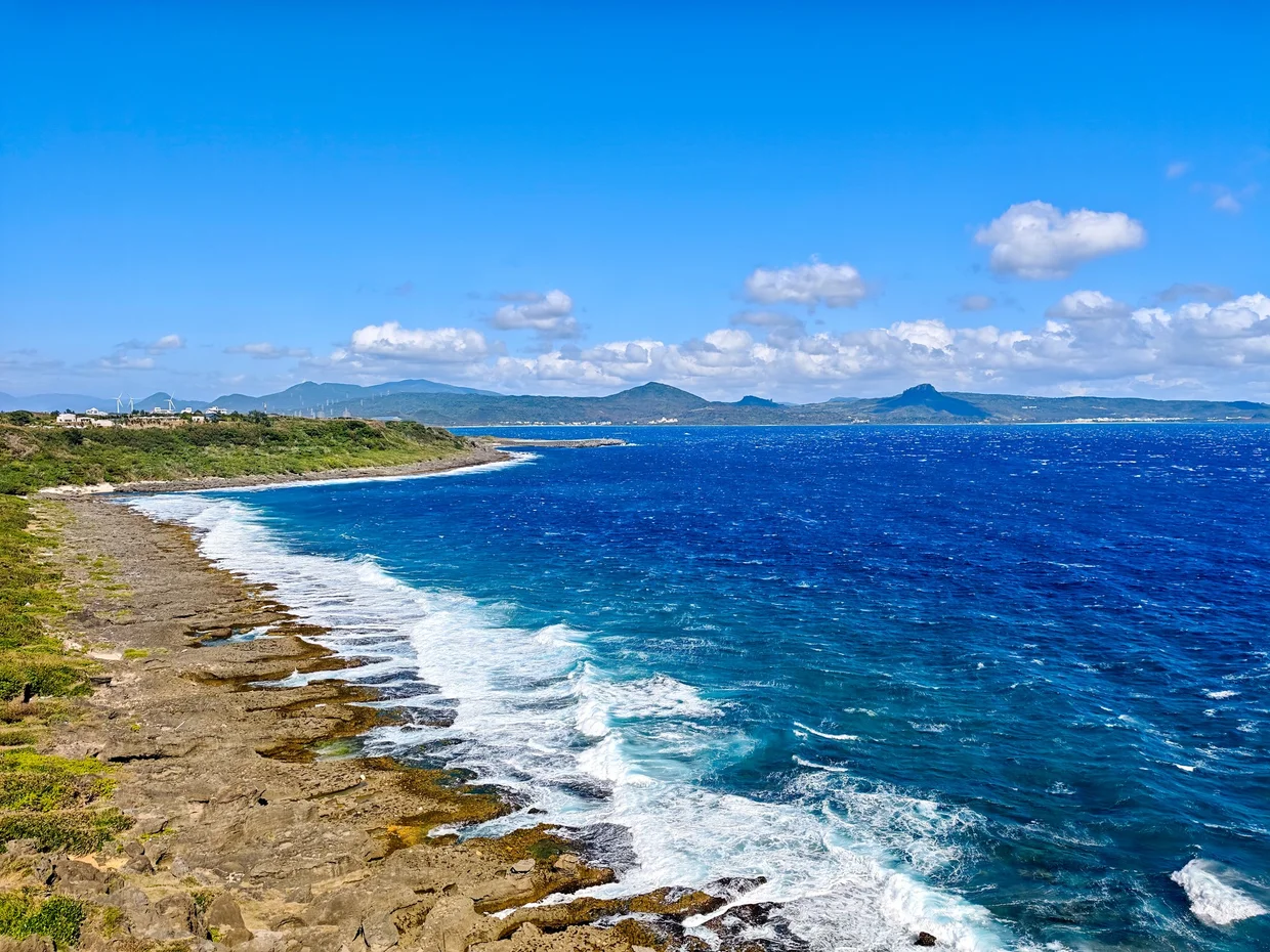 Clear water and rocky shoreline at Maobitou