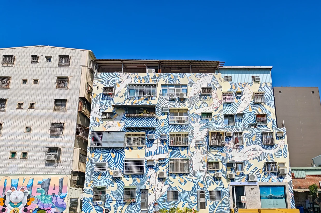 A whole apartment building given over to a mural