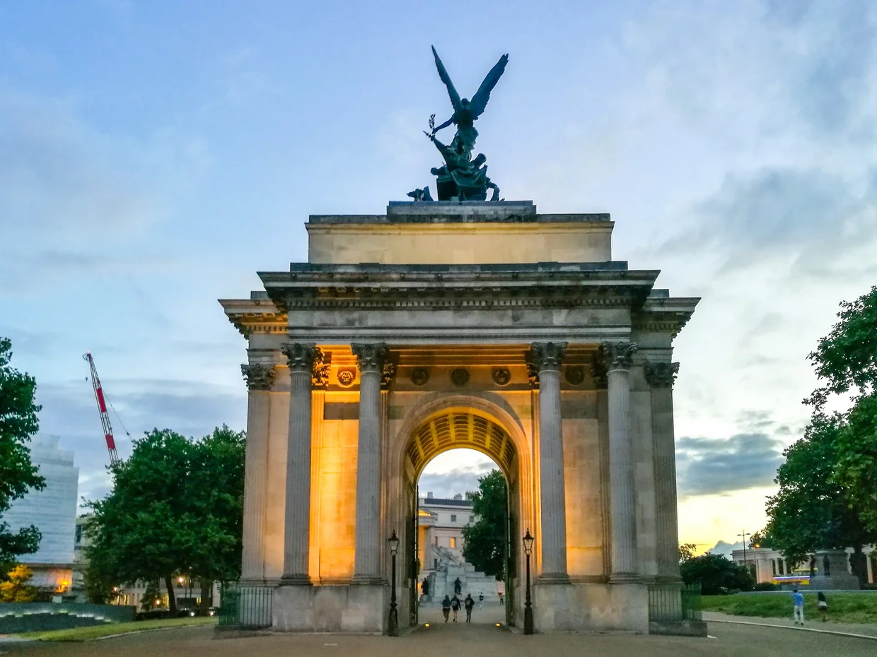 Wellington Arch illuminated at dusk against a fading sky