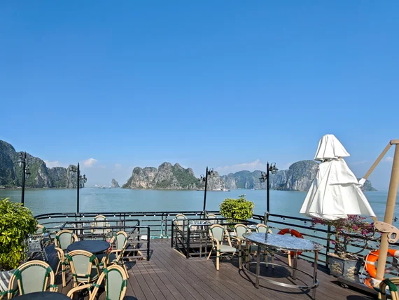 Ha Long Bay life on boat