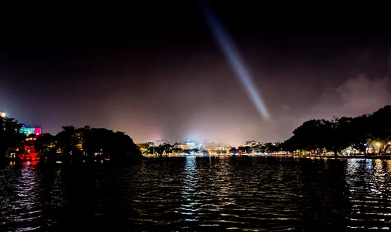 Hoan Kiem Lake at night